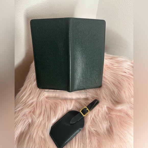 Louis Vuitton 💯% authentic.long wallet taiga leather and Clutch w/ luggage tag - Picture 8 of 8